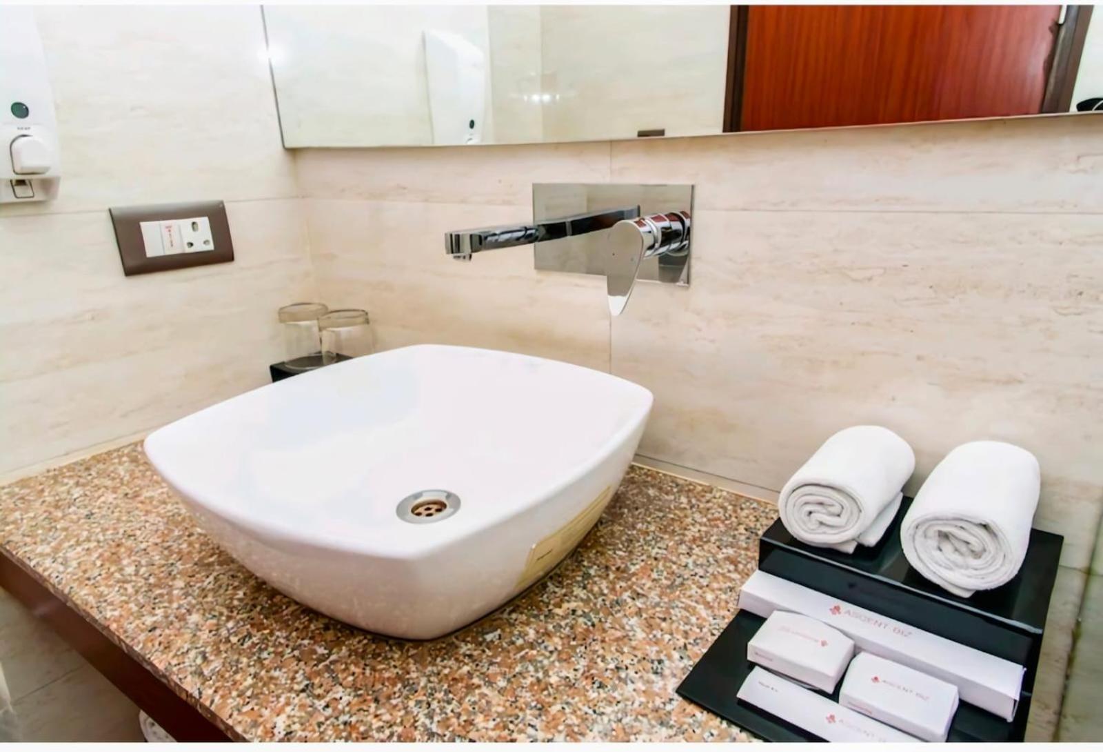Hotel Konark A Family Stay Aerocity New Delhi Exteriör bild